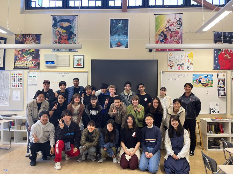 Gunn+students+pose+with+exchange+students+from+Japan