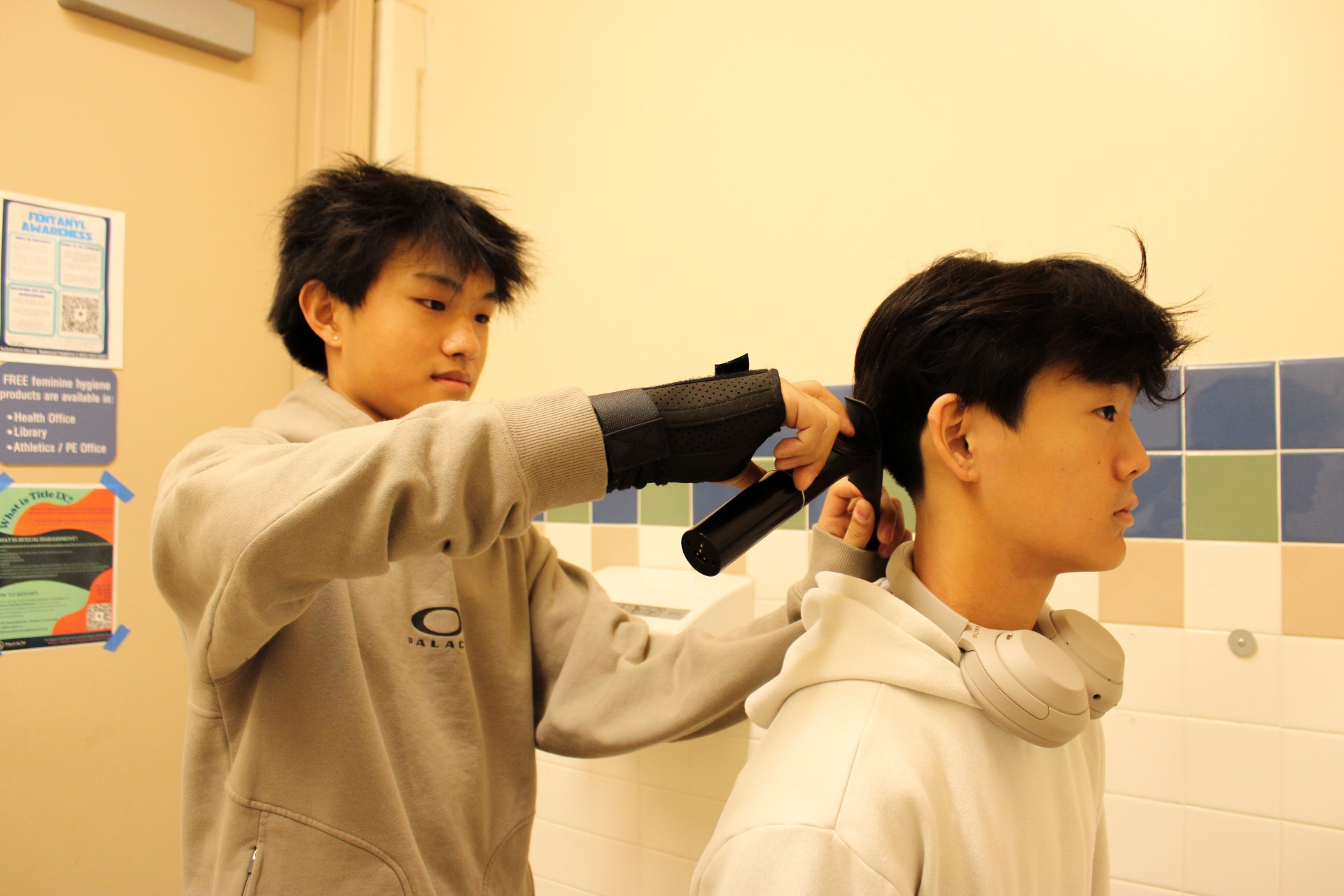 Sophomore Toby Wong creates buzz as barber